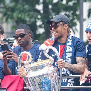 Bradley Barcola Ousmane Dembele Joao Neves - Les joueurs du PSG paradent sur les Champs-Elysées après leur victoire historique (5-0) en finale de la Ligue Des Champions 2025. Paris, le 1er juin 2025.
© Baptiste Autissier / PsnewZ / Bestimage