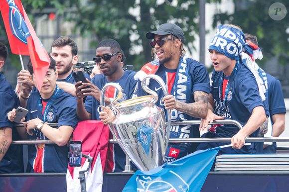 Bradley Barcola Ousmane Dembele Joao Neves - Les joueurs du PSG paradent sur les Champs-Elysées après leur victoire historique (5-0) en finale de la Ligue Des Champions 2025. Paris, le 1er juin 2025.
© Baptiste Autissier / PsnewZ / Bestimage