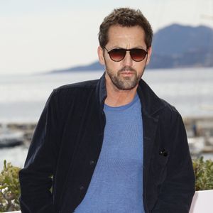 Et de compléter : "On attaque le périph, Porte Maillot... Je lui dis 'Monsieur, on arrête'. Il me dit : 'Non, non, tu vas voir'. Là, je m'énerve, je donne des coups de pied, je hurle, j'attends le feu et je suis descendu".


Frédéric Diefenthal de ICI TOUT COMMENCE - CANNESERIES SAISON 5 au Palais des Festivals et des Congrès de Cannes, samedi 2 avril 2022. © Christophe Aubert via Bestimage