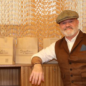 Le chef Philippe Etchebest - Le chef Philippe Etchebest ouvre son restaurant éphémère "Signature" du 9 au 30 octobre au 25 rue Sedaine à Paris dans le 11ème arrondissement le 8 octobre 2025. © Jean-Marc Lhomer/Bestimage