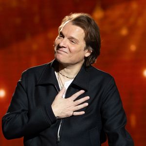 La passation semble faite ! Bruno Nicolini, plus connu sous le nom de scène Bénabar, a eu le plaisir de voir son fils Manolo se lancer dans la musique.

Exclusif - Benabar pour les surprises de l'enregistrement de l'émission "La Boîte à secrets", présentée par F.Bollaert, dans les studios du Lendit à Saint-Denis, France. © Cyril Moreau/Bestimage