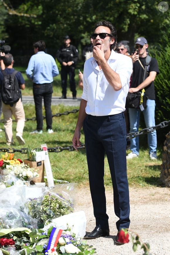 Anthony Delon et son demi-frère Alain-Fabien découvrent les hommages devant les grilles de la propriété de Douchy, quelques heures avant les obsèques de leur père, A.Delon, le 24 août 2024. Décédé le 18 août 2024, l'acteur a rendu son dernier souffle, entouré des siens dans sa propriété de Douchy, où il sera inhumé, le 24 août 2024 vers 17 heures dans une chapelle, construite il y a une vingtaine d'années.