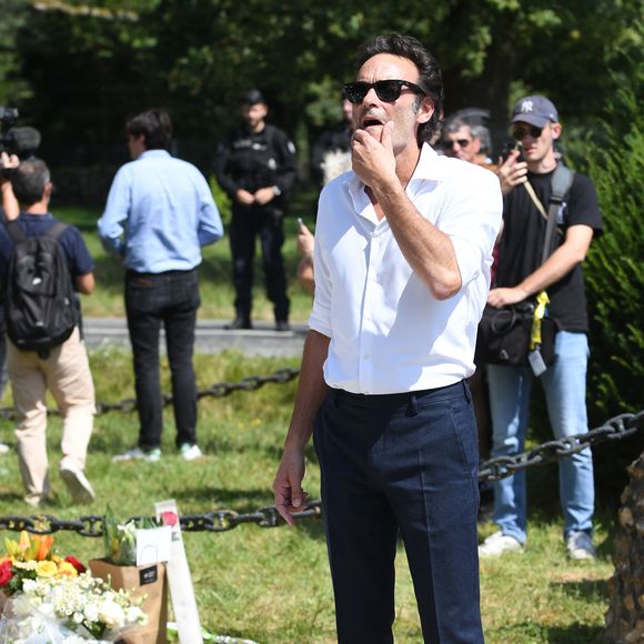 Anthony Delon et son demi-frère Alain-Fabien découvrent les hommages devant les grilles de la propriété de Douchy, quelques heures avant les obsèques de leur père, A.Delon, le 24 août 2024. Décédé le 18 août 2024, l'acteur a rendu son dernier souffle, entouré des siens dans sa propriété de Douchy, où il sera inhumé, le 24 août 2024 vers 17 heures dans une chapelle, construite il y a une vingtaine d'années.