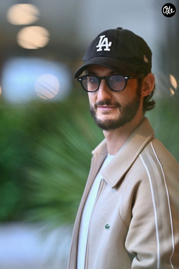 On voit ici Pierre Niney poser au Village lors du tournoi de Roland-Garros, le 6 juin 2025 à Paris, en France. Photo : ABACAPRESS.COM