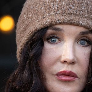 Il s’agit de celle qu’il a vécue avec l’actrice Isabelle Adjani de 2002 à 2004.
Isabelle Adjani assiste au défilé Stella McCartney Womenswear Automne/Hiver 2025-2026 dans le cadre de la Fashion Week de Paris le 05 mars 2025 à Paris, France. Photo by Nasser Berzane/ABACAPRESS.COM