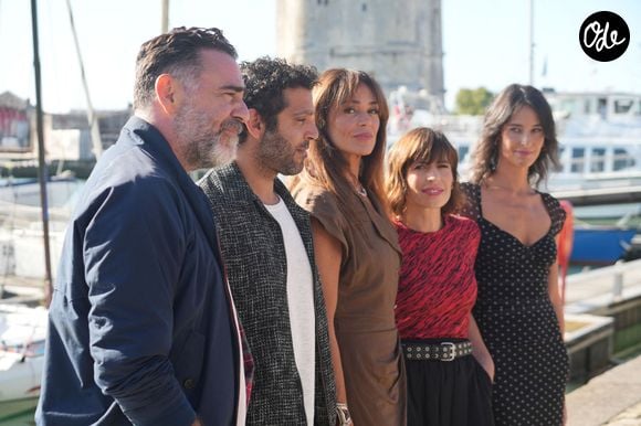Au fil de l'interview, l'actrice en profite pour dénoncer les clichés tenaces qui règnent dans le milieu de la télévision et du cinéma. 

Jérémie Covillault, Vincent Heneine, Lola Dewaere, Laetitia Vercken et Adèle Galloy au photocall de 'Soeurs' lors de la 28ème édition du festival de la fiction à la Rochelle, France, le 16 septembre 2026. © Laurent Lairys/Psnewz/Bestimage