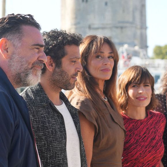 Au fil de l'interview, l'actrice en profite pour dénoncer les clichés tenaces qui règnent dans le milieu de la télévision et du cinéma. 

Jérémie Covillault, Vincent Heneine, Lola Dewaere, Laetitia Vercken et Adèle Galloy au photocall de 'Soeurs' lors de la 28ème édition du festival de la fiction à la Rochelle, France, le 16 septembre 2026. © Laurent Lairys/Psnewz/Bestimage
