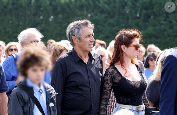 Julien Clerc, sa femme Hélène Grémillon et leur fils Léonard Clerc aux obsèques civiles du journaliste Gérard Leclerc au cimetière des Trois-Moutiers à Loudun, dans la Vienne, France, le 24 août 2023 ; dont son père avait longtemps été le maire et où il avait lui-même siégé au conseil municipal. Le journaliste est mort dans un accident d'avion touristique qui s'est écrasé le 15 août. © Dominique Jacovides/Bestimage