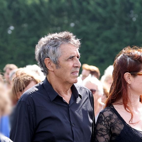 Julien Clerc, sa femme Hélène Grémillon et leur fils Léonard Clerc aux obsèques civiles du journaliste Gérard Leclerc au cimetière des Trois-Moutiers à Loudun, dans la Vienne, France, le 24 août 2023 ; dont son père avait longtemps été le maire et où il avait lui-même siégé au conseil municipal. Le journaliste est mort dans un accident d'avion touristique qui s'est écrasé le 15 août. © Dominique Jacovides/Bestimage
