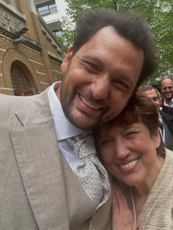 Roselyne Bachelot était présente et a immortalisé le moment avec Eric Antoine

Roselyne Bachelot invitée au deuxième mariage d'Eric Antoine et Gennifer Demey, à Paris le 10 avril 2026.