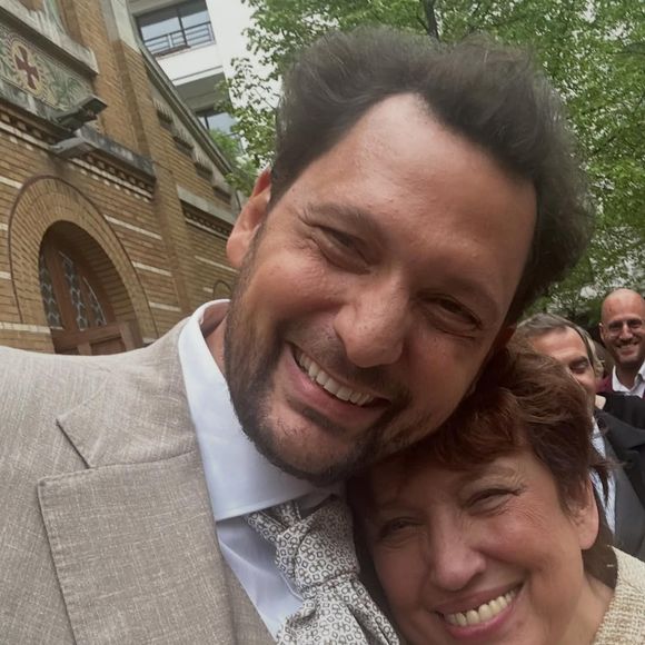 Roselyne Bachelot était présente et a immortalisé le moment avec Eric Antoine

Roselyne Bachelot invitée au deuxième mariage d'Eric Antoine et Gennifer Demey, à Paris le 10 avril 2026.