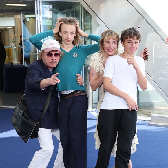 Philippe Katerine, Julie Depardieu et leurs enfants Billy et Alfred  - Séance photo pour « Les derniers jours de Charles Baudelaire » lors de la 65e édition du Festival de télévision de Monte-Carlo, le 14 juin 2026

 © Denis Guignebourg /Bestimage
