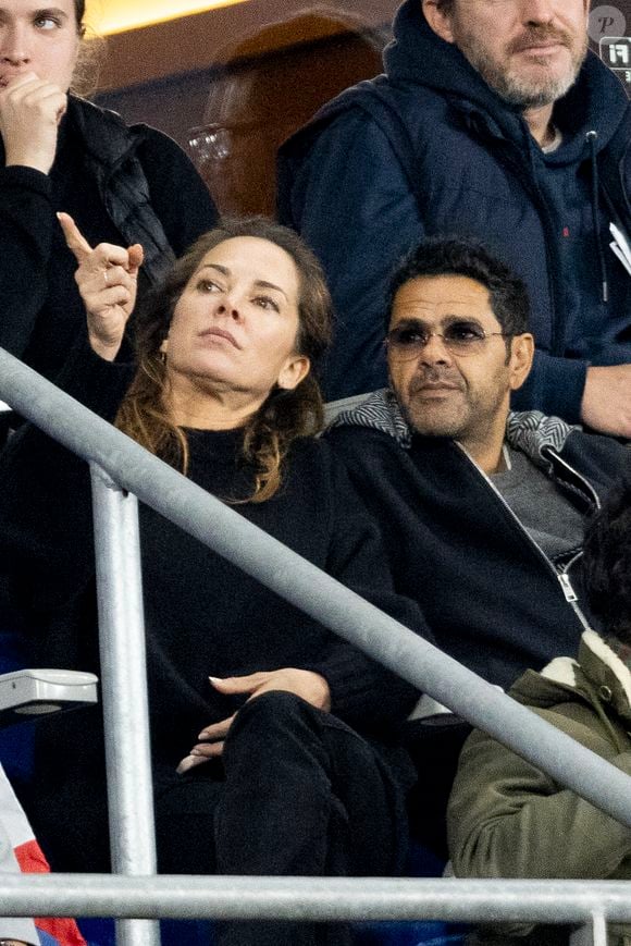 Jamel Debbouze avec sa femme Mélissa Theuriau - Célébrités dans les tribunes du quart de finale de la Ligue des Nations de l'UEFA 2025 "France - Croatie (2-0 / tab 5-4)" au Stade de France à Saint-Denis le 23 mars 2025. © Cyril Moreau/Bestimage
