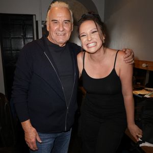 Exclusif - Michel Fugain et Anne Sila - Claude Lemesle reçoit la cravate des arts et des lettres des mains de G. Davoust lors de son concert au Café de la Gare à l'occasion de son 80ème anniversaire à Paris le 12 octobre 2025. Claude Lemesle est l'un des plus grands auteurs de chansons françaises de tous les temps. Pas moins d'une centaine des innombrables chansons qu'il a écrites sont devenues des classiques.
© Coadic Guirec/Bestimage