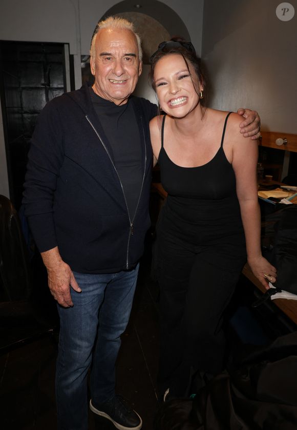 Exclusif - Michel Fugain et Anne Sila - Claude Lemesle reçoit la cravate des arts et des lettres des mains de G. Davoust lors de son concert au Café de la Gare à l'occasion de son 80ème anniversaire à Paris le 12 octobre 2025. Claude Lemesle est l'un des plus grands auteurs de chansons françaises de tous les temps. Pas moins d'une centaine des innombrables chansons qu'il a écrites sont devenues des classiques.
© Coadic Guirec/Bestimage