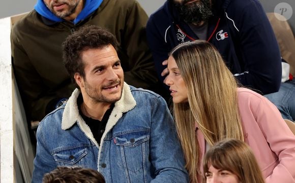 Amir Haddad et sa femme Lital dans les tribunes des Internationaux de France de tennis de Roland Garros 2024 à Paris, France, le 2 juin 2024. © Jacovides-Moreau/Bestimage