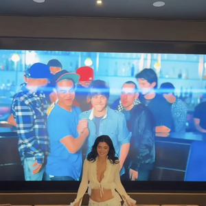 La villa dispose aussi d'un terrain de basket intérieur ainsi qu'une salle de cinéma pour des soirées films ou pour baver devant un clip de Justin Bieber en XXL comme ici.