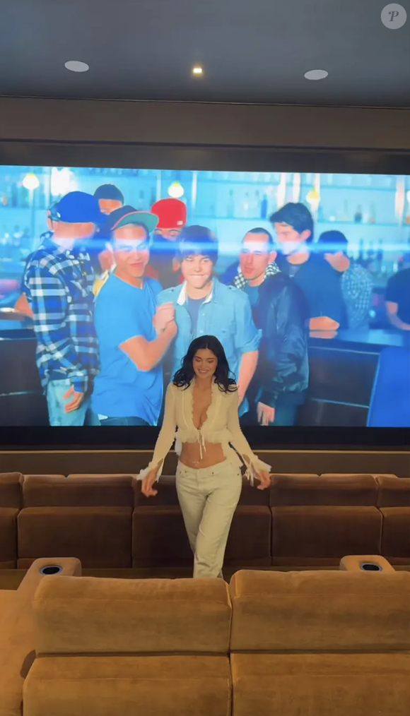 La villa dispose aussi d'un terrain de basket intérieur ainsi qu'une salle de cinéma pour des soirées films ou pour baver devant un clip de Justin Bieber en XXL comme ici.