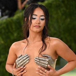 Le prix de son bustier sculptural n’a pas été dévoilé, mais avait déjà été porté par Cardi B en 2021 pour un shooting pour XXL Magazine.
Lena Mahfouf (Lena Situations) au Met Gala 2026 célébrant l'ouverture de l'exposition "Costume Art" qui s'est tenue le 4 mai 2026 au Metropolitan Museum of Art à New York City.
Photo : STARMAX / BESTIMAGE