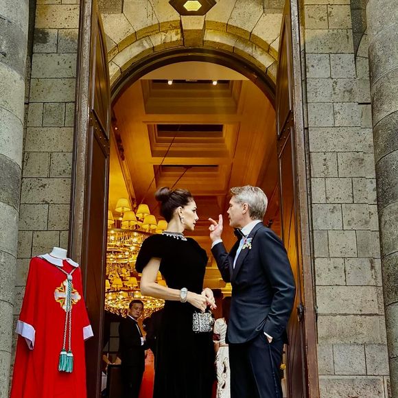 Mais le 28 mai 2025, Adriana Abascal a, pour la toute première fois, publié des photos de son couple sur son compte Instagram. 

Emmanuel-Philibert de Savoie et sa compagne Adriana Abascal à Osaka au Japon le 28 mai 2025 © Instagram