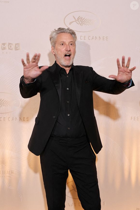 Antoine de Caunes - Photocall du dîner lors du 78ème Festival International du Film de Cannes le 13 mai 2025.

© Moreau / Borde / Jacovides / Bestimage