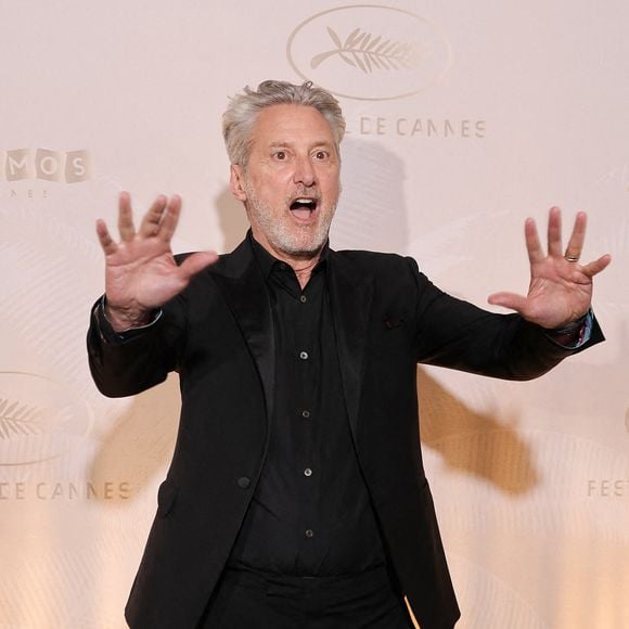 Antoine de Caunes - Photocall du dîner lors du 78ème Festival International du Film de Cannes le 13 mai 2025.

© Moreau / Borde / Jacovides / Bestimage