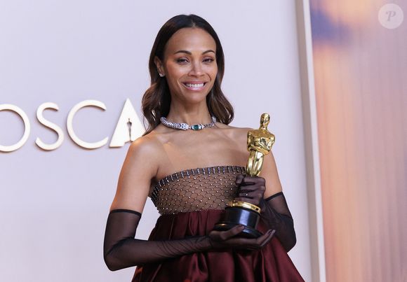Zoe Saldana reçoit l'Oscar du meilleur second rôle féminin aux Oscars 2025. BURT HARRIS/BNS/PI (Credit Image: © PI via ZUMA Press Wire)
