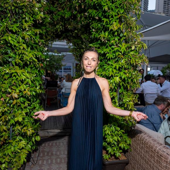 Fière de cette évolution personnelle, l'actrice souhaite aujourd'hui encourager d'autres femmes à reprendre confiance en elles.

Exclusif - Amélie Etasse - Soirée en collaboration avec la marque de Rhum de JoeyStarr " Carnival " au restaurant Neptune à Monaco lors du 64ème Festival de Télévision de Monte Carlo le 14 juin 2025.
© Pierre Perusseau / Osuna / Bestimage