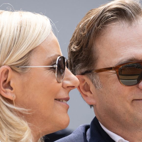Renaud Capuçon et sa femme Laurence Ferrari en tribunes lors de la finale messieurs des Internationaux de France de Tennis de Roland Garros 2025 (jour 15), à Paris, France, le 8 juin 2025. © Cyril Moreau/Bestimage