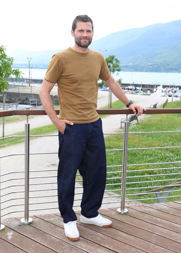 "Donc pareil, j'ai une espèce de cycle. L'été arrive, je mange de la pastèque et je fitte, tout le monde me dit 'ça va ?',"

Alexis Michalik lors de la 4ème édition du festival eu cinéma français et gastronomie d'Aix les Bains (3 - 7 juin 2025), le 3 juin 2025.  © Denis Guignebourg / Bestimage