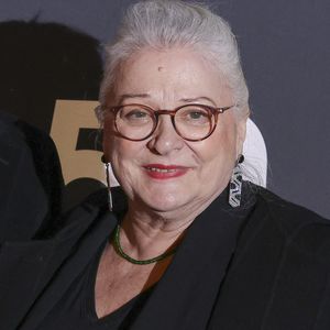 Josiane Balasko pose à son arrivée au dîner de gala qui a suivi la 50e cérémonie des César, qui s'est tenue au Fouquet's, restaurant emblématique de Paris, le 28 février 2025. Photo par David Boyer/ABACAPRESS.COM