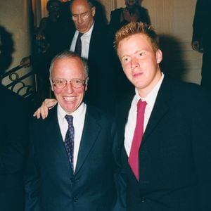 Ce lundi 4 août 2025, Thierry Roland aurait soufflé ses 88 bougies. 

Archive Thierry Roland et son fils Gary à la première du film Space Cowboy à Paris © Rindoff Garcia Bestimage