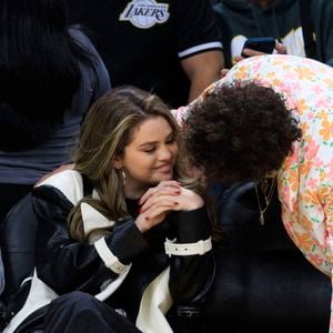 Selena Gomez et Benny Blanco assistent au match NBA entre les Los Angeles Lakers et le Miami Heat le mercredi 3 janvier 2024 au Crypto.com Arena à Los Angeles, CA, USA le 3 janvier 2024. Photo by Javier Rojas/PI via Zuma Press Wire/ABACAPRESS.COM