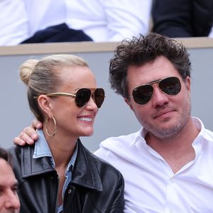 Laeticia Hallyday et son compagnon Frédéric Suant très amoureux dans les tribunes lors des Internationaux de France de Tennis de Roland Garros 2025, à Paris, France, le 26 mai 2025. © Jacovides-Moreau/Bestimage