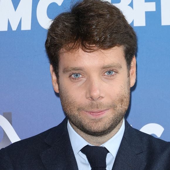 Elle a été remplacée par Benjamin Duhamel. 

Benjamin Duhamel lors de la conférence de presse de rentrée BFM TV. - RMC du groupe Altice France à Paris, France, le 31 août 2023. © Coadic Guirec/Bestimage