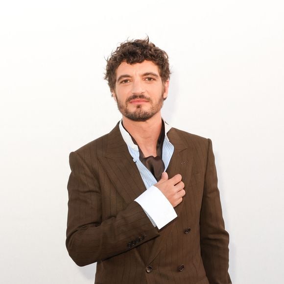 Exclusif - Niels Schneider pose en backstage de l'émission "C à vous" lors du 79ème Festival International du Film de Cannes le 19 mai 2026. © Jack Tribeca / Bestimage