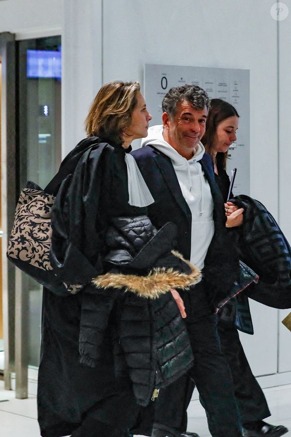 Stéphane Plaza sort avec son avocate Hélène Plumet, après le verdict de son procès pour violences sur deux anciennes compagnes, à Paris, France, le 18 février 2025. © Christophe Clovis/Bestimage