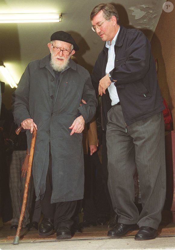 L'abbé Pierre fête ses 90 an à Neuilly Plaisance avec la communauté Emmaus le 3 octobre 2002