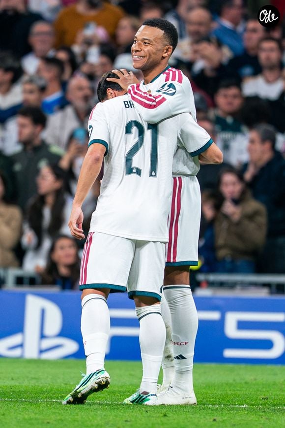 Le couple se soutient aussi dans ses projets professionnels : cet été, l’actrice a été aperçue à plusieurs reprises dans les tribunes pendant les matchs du capitaine des Bleus.


Photo : IPA/ABACAPRESS.COM90005724 - Madrid Espagne - 21 octobre: Kylian Mbappé et Brahim Díaz, du Real Madrid CF, célèbrent un but lors de la 3e journée de la phase de groupes de la Ligue des champions de l'UEFA 2026/27