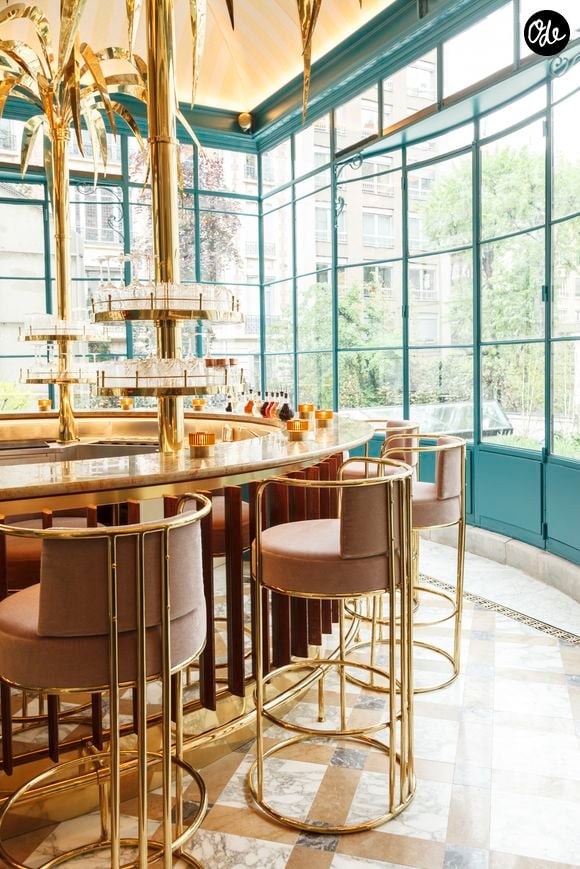 Installé dans un somptueux hôtel particulier Art nouveau du IXe arrondissement, BB Blanche marie gastronomie et décor théâtral au cœur d'une adresse historique réinventée avec élégance.