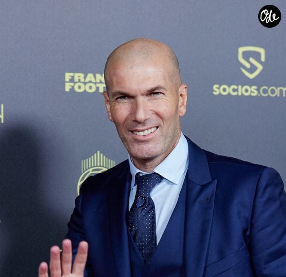 Depuis la fin de sa carrière de joueur, Zinedine Zidane n'a pas uniquement multiplié les expériences sur les bancs de touche. 

Zinedine Zidane - Photocall de la 66ème cérémonie du Ballon d’Or au Théâtre du Chatelet à Paris. © Cyril Moreau/Bestimage