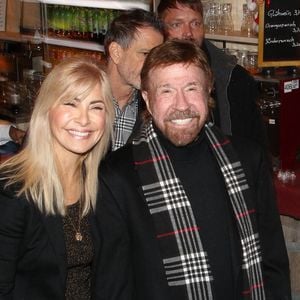 Derrière les caméras, il était un mari dévoué pour Gena O’Kelley depuis 1998 et un père aimant pour ses cinq enfants, Mike, Eric, Dina, Danilee et Dakota.

Chuck Norris et sa femme Gena O'Kelley à la soirée VIP Gut Aiderbichl Christmas Market à Henndorf en Autriche, le 12 novembre 2019.

©BestImage