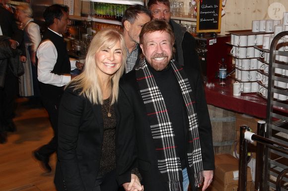 Derrière les caméras, il était un mari dévoué pour Gena O’Kelley depuis 1998 et un père aimant pour ses cinq enfants, Mike, Eric, Dina, Danilee et Dakota.

Chuck Norris et sa femme Gena O'Kelley à la soirée VIP Gut Aiderbichl Christmas Market à Henndorf en Autriche, le 12 novembre 2019.

©BestImage