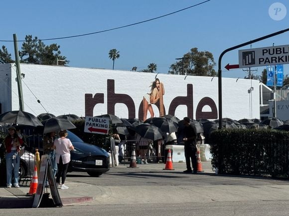 Très attendue, elle était jusqu’ici difficile à se procurer depuis l’Europe.

La file d'attente devant le pop-up Rhode de Hailey Bieber à West Hollywood s'étend sur plusieurs pâtés de maisons, et elle ne fait que s'allonger. Photo par Backgrid USA / Bestimage