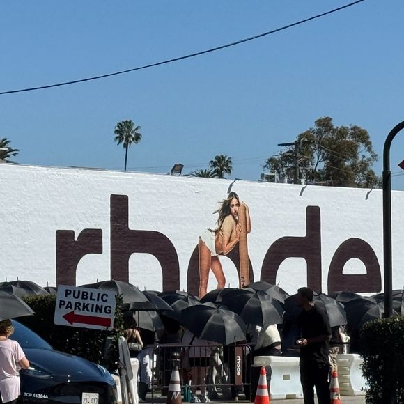 Très attendue, elle était jusqu’ici difficile à se procurer depuis l’Europe.

La file d'attente devant le pop-up Rhode de Hailey Bieber à West Hollywood s'étend sur plusieurs pâtés de maisons, et elle ne fait que s'allonger. Photo par Backgrid USA / Bestimage