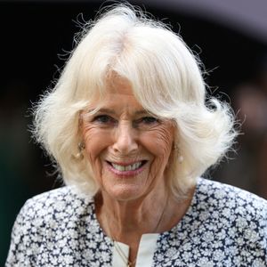 Elle aurait repoussé son agresseur avec le talon de sa chaussure avant de le dénoncer aux autorités.

Le roi Charles III d'Angleterre et Camilla Parker Bowles, reine consort d'Angleterre, visitent le Sandringham Flower Show 2025, le 23 juillet 2025. @Chris Radburn/WPA-Pool/Bestimage