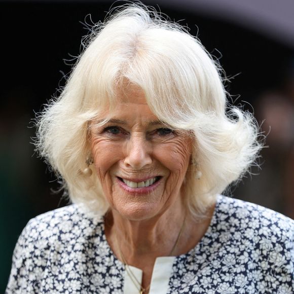 Elle aurait repoussé son agresseur avec le talon de sa chaussure avant de le dénoncer aux autorités.

Le roi Charles III d'Angleterre et Camilla Parker Bowles, reine consort d'Angleterre, visitent le Sandringham Flower Show 2025, le 23 juillet 2025. @Chris Radburn/WPA-Pool/Bestimage