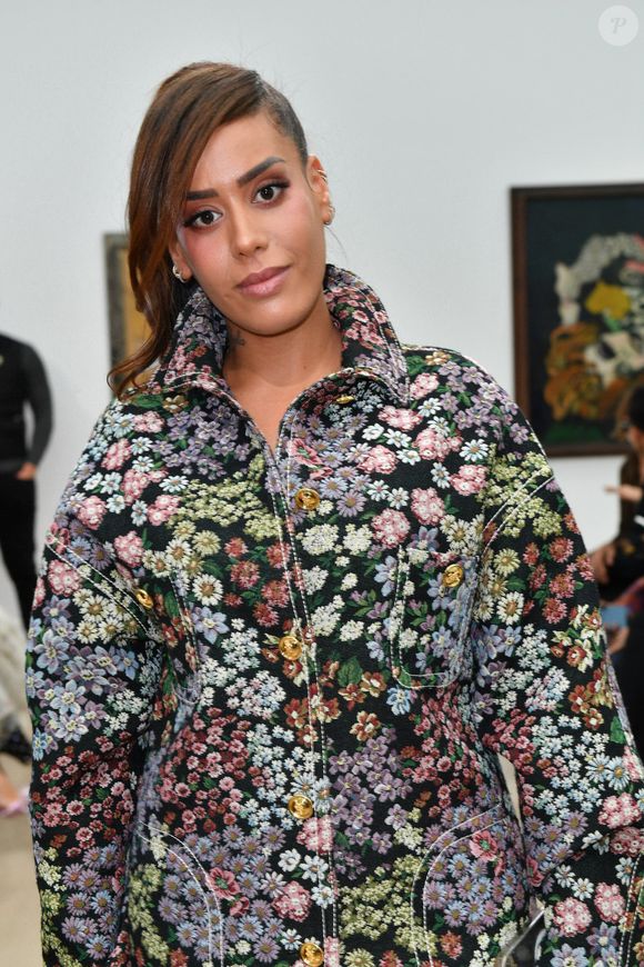 Amel Bent au front row du défilé de mode Giambattista Valli lors de la la Fashion Week printemps/été 2022 à Paris, France, le 4 octobre 2021. © Veeren Ramsamy-Christophe Clovis/Bestimage
