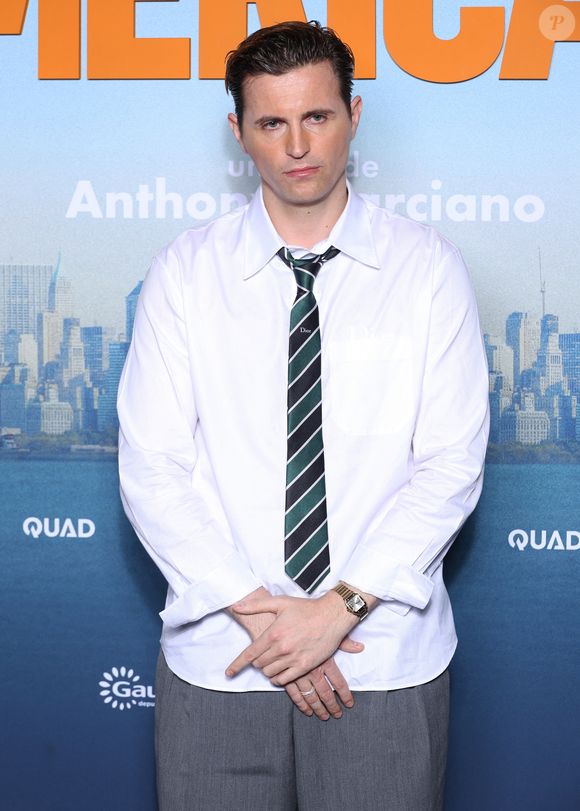 Le 22 janvier, Raphaël Quenard annonce sur Instagram qu’il ne jouera finalement pas Johnny : "C’est avec regrets que je vous informe aujourd’hui que je n’incarnerai pas Johnny dans son biopic".

Raphaël Quenard - Avant-première du film "Le rêve américain" au cinéma UGC Bercy de Paris le 5 février 2026. © Denis Guignebourg/Bestimage