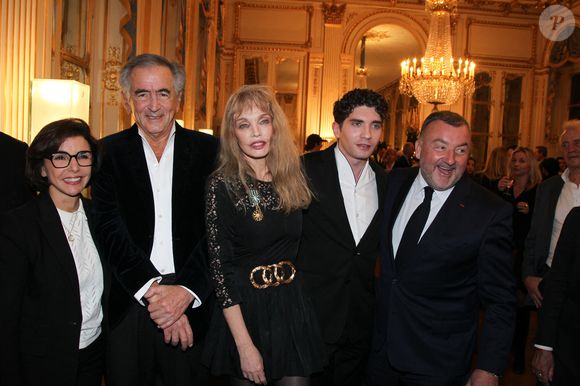 Rachida Dati, ministre de la Culture, Bernard-Henri Lévy, Arielle Dombasle, son producteur Paul Delmas., Gérald-Brice Viret - Arielle Dombasle est élevée au rang d'Officière de l'ordre des Arts et Lettres au Ministère de la Culture à Paris le 08 Décembre 2025.

© Philippe Baldini / Bestimage